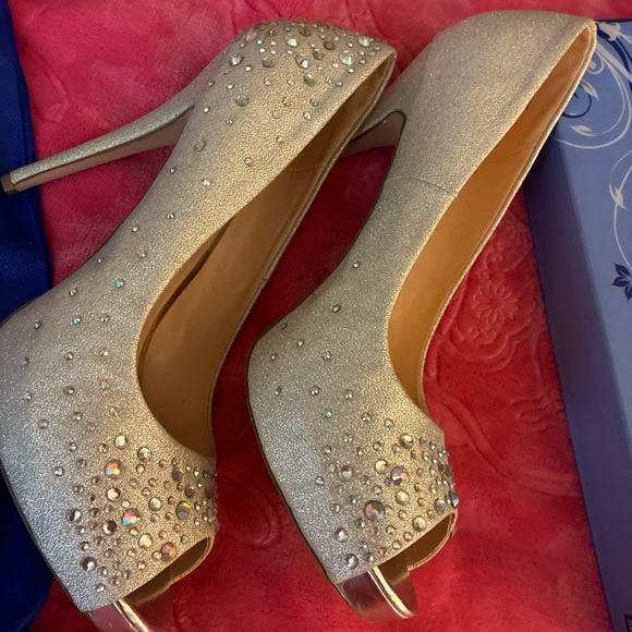 Elegant Silver Peep-Toe Heels - Picture 1 of 4